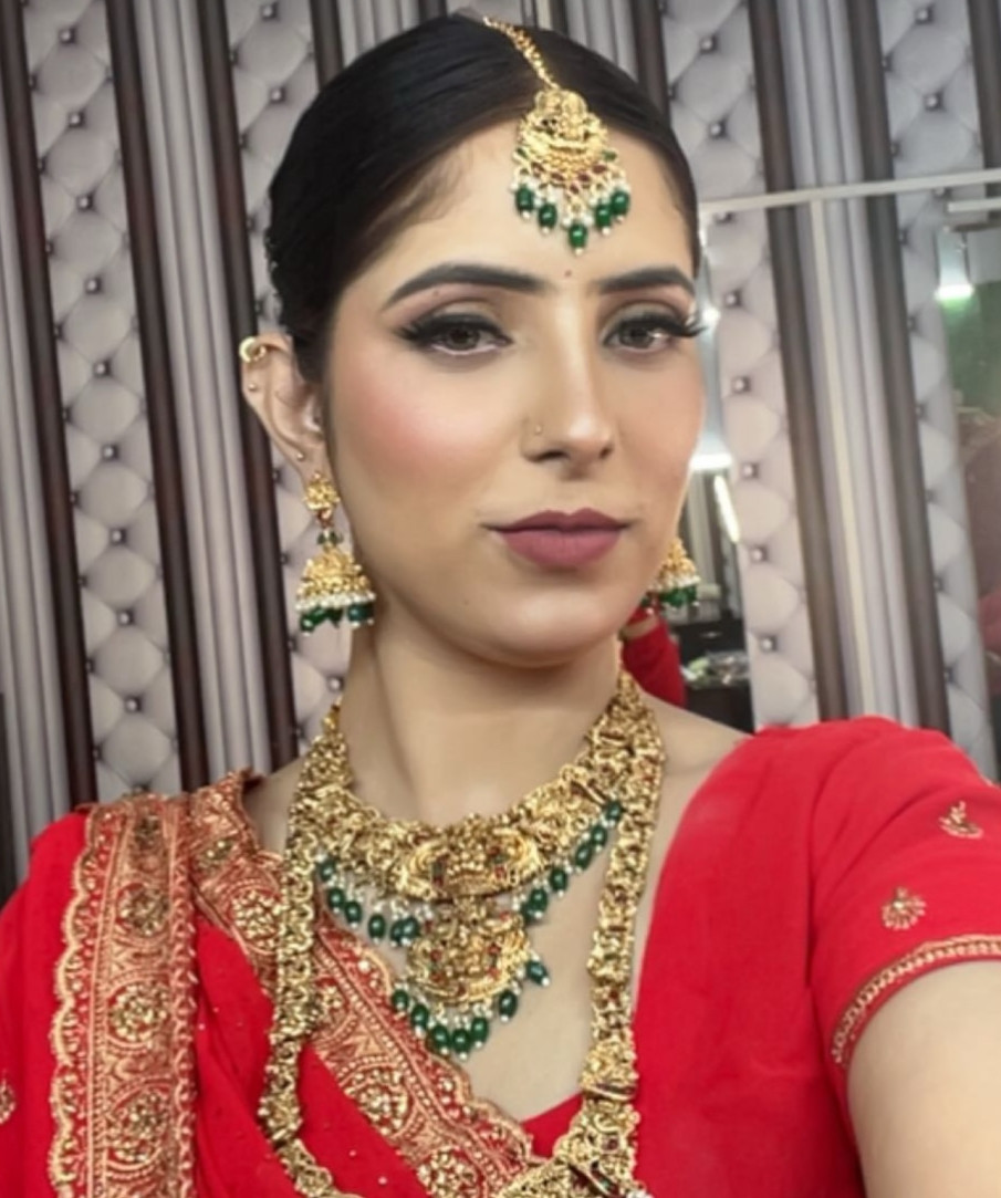 মাহিয়াকে হোটেলে নিয়ে